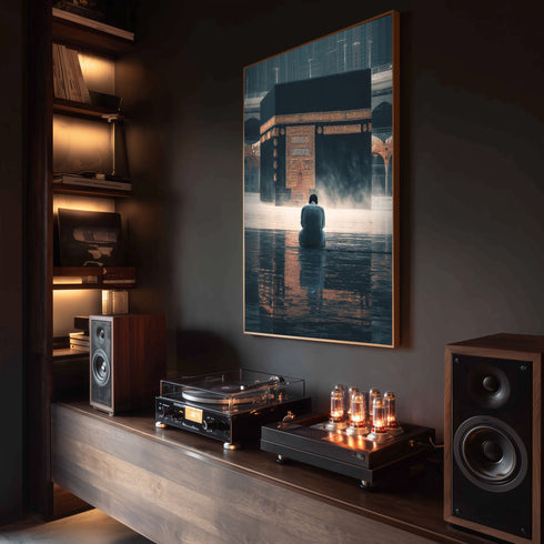 Kabe-i Muazzama Önünde Dua Eden Müslüman Kanvas Tablo – Mekke Temalı İslami Duvar Dekoru, Dini ve Manevi Atmosferli Salon Tablosu