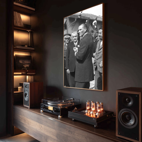 Atatürk Kanvas Tablo Tarihi Ziyaret Anı Siyah Beyaz Mustafa Kemal Atatürk Halk İçinde Güçlü Liderlik Duvar Dekoru Sanat