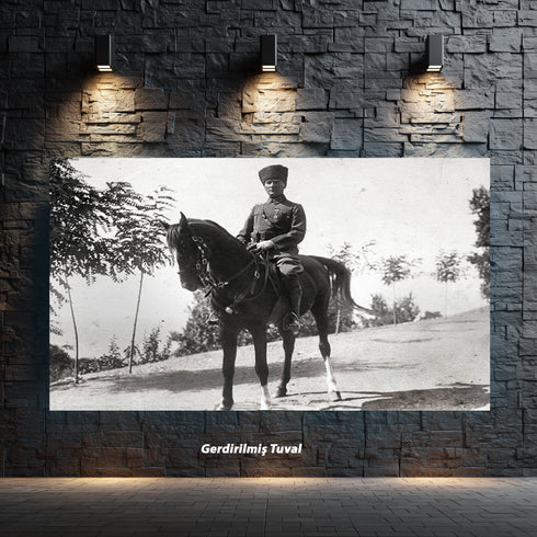 Atatürk At Üstünde Siyah Beyaz Arşiv Fotoğrafı Kanvas Tablo – Askeri Üniformalı Tarihi Duvar Dekoru