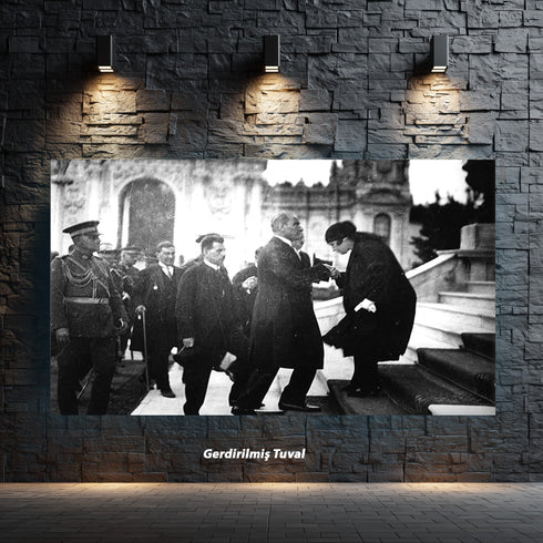 Atatürk Resmi Tören Anı El Öpme Sahnesi Siyah Beyaz Arşiv Fotoğrafı Kanvas Tablo Cumhuriyet Dönemi Tarihi Dekor