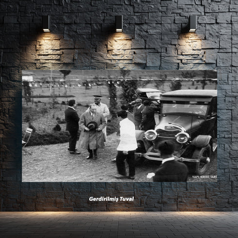 Atatürk Klasik Otomobil Yanında Tarihi Kare Kanvas Tablo Mustafa Kemal Atatürk Nostaljik Siyah Beyaz Duvar Dekoru