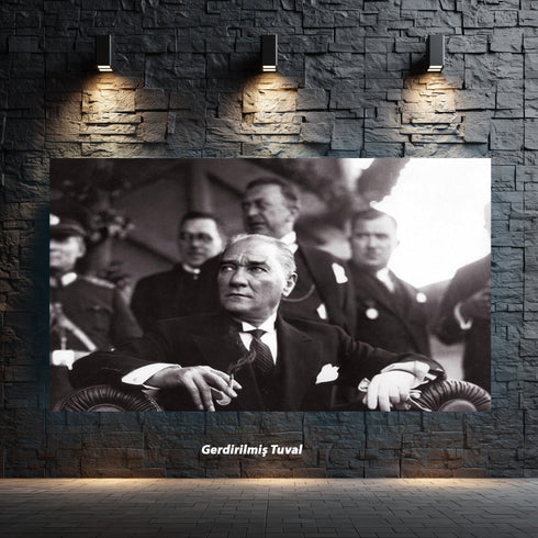 Mustafa Kemal Atatürk Resmi Tören Anı Siyah Beyaz Kanvas Tablo – Güçlü ve Kararlı Lider Portresi