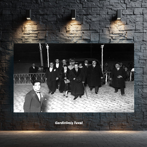 Atatürk Resmi Gece Ziyareti Arşiv Fotoğrafı Kanvas Tablo Siyah Beyaz Tarihi Duvar Dekoru