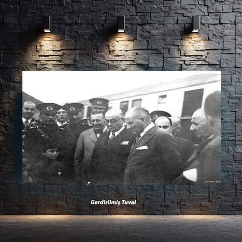 Atatürk Çocuklarla Buluşma Tarihi Fotoğraf Kanvas Tablo Siyah Beyaz Cumhuriyet Dönemi Anlamlı Duvar Dekoru
