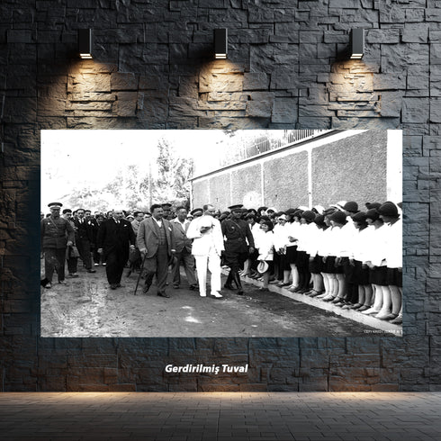 Atatürk Öğrencilerle Buluşma Arşiv Fotoğrafı Kanvas Tablo Siyah Beyaz Tarihi Dekor