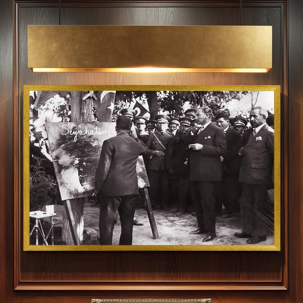 Mustafa Kemal Atatürk Öğretmeni İzlerken – Sanata ve Kültüre Verilen Değeri Yansıtan Tarihi Fotoğraf Tablo