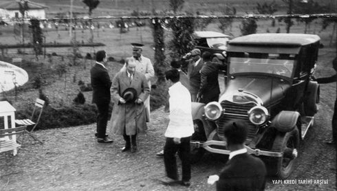 Atatürk Klasik Otomobil Yanında Tarihi Kare Kanvas Tablo Mustafa Kemal Atatürk Nostaljik Siyah Beyaz Duvar Dekoru