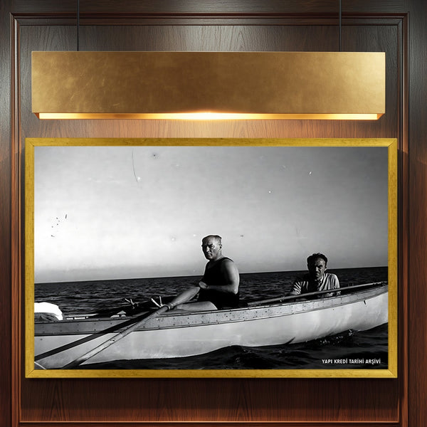 Atatürk Deniz Küreğinde Siyah Beyaz Arşiv Fotoğrafı Kanvas Tablo Deniz Temalı Tarihi Duvar Dekoru