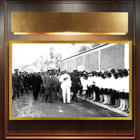 Atatürk Öğrencilerle Buluşma Arşiv Fotoğrafı Kanvas Tablo Siyah Beyaz Tarihi Dekor