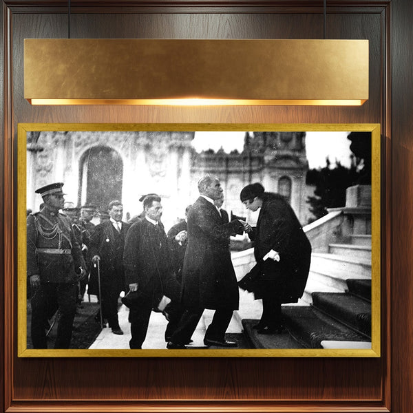 Atatürk Resmi Tören Anı El Öpme Sahnesi Siyah Beyaz Arşiv Fotoğrafı Kanvas Tablo Cumhuriyet Dönemi Tarihi Dekor