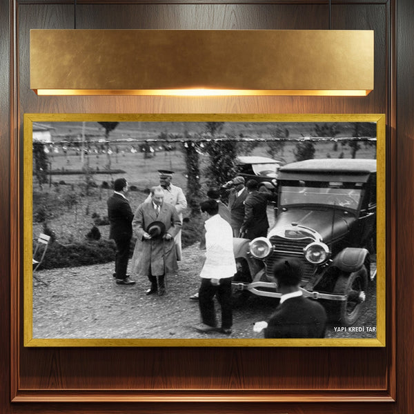 Atatürk Klasik Otomobil Yanında Tarihi Kare Kanvas Tablo Mustafa Kemal Atatürk Nostaljik Siyah Beyaz Duvar Dekoru
