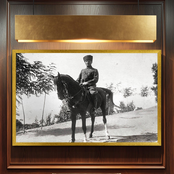 Atatürk At Üstünde Siyah Beyaz Arşiv Fotoğrafı Kanvas Tablo – Askeri Üniformalı Tarihi Duvar Dekoru