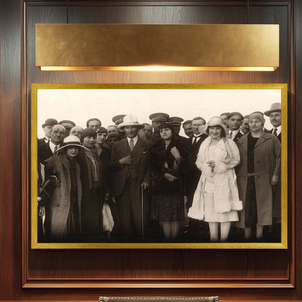 Mustafa Kemal Atatürk Kadınlarla Birlikte Ziyarette – Cumhuriyet’in Modern Yüzü