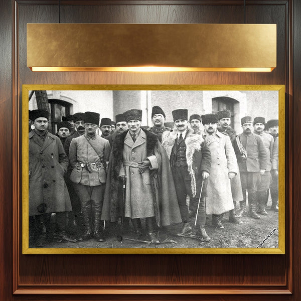 Mustafa Kemal Atatürk Heyet ile Birlikte – Kürklü Palto Detaylı Tarihi Siyah Beyaz Fotoğraf Kanvas Tablo
