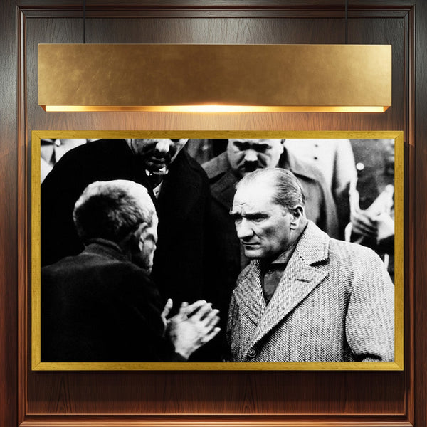 Mustafa Kemal Atatürk Halkla Görüşürken – Duygusal ve Anlamlı Siyah Beyaz Tarihi Fotoğraf Tablo