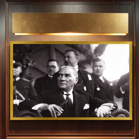 Mustafa Kemal Atatürk Resmi Tören Anı Siyah Beyaz Kanvas Tablo – Güçlü ve Kararlı Lider Portresi