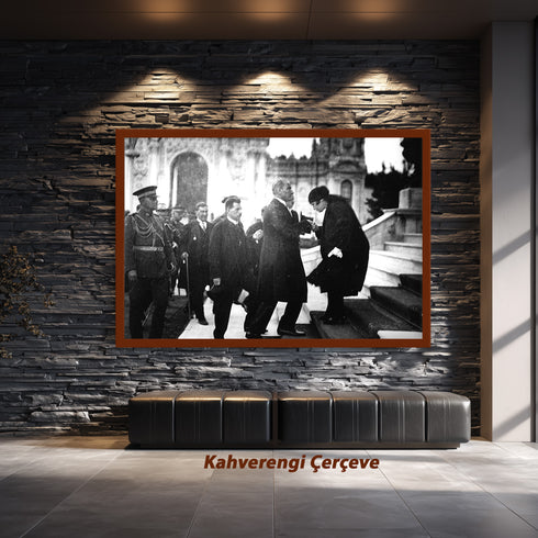 Atatürk Resmi Tören Anı El Öpme Sahnesi Siyah Beyaz Arşiv Fotoğrafı Kanvas Tablo Cumhuriyet Dönemi Tarihi Dekor