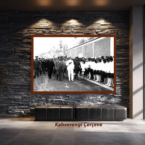 Atatürk Öğrencilerle Buluşma Arşiv Fotoğrafı Kanvas Tablo Siyah Beyaz Tarihi Dekor