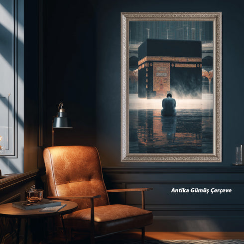 Kabe-i Muazzama Önünde Dua Eden Müslüman Kanvas Tablo – Mekke Temalı İslami Duvar Dekoru, Dini ve Manevi Atmosferli Salon Tablosu