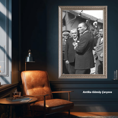 Atatürk Kanvas Tablo Tarihi Ziyaret Anı Siyah Beyaz Mustafa Kemal Atatürk Halk İçinde Güçlü Liderlik Duvar Dekoru Sanat