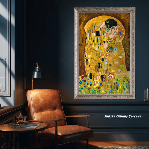 Altın Tonlarda Romantik Sarılış, Eskitilmiş Çerçeveli İkonik Aşk Temalı Tablo, Zarif ve Lüks Duvar Dekoru Sanat Eseri