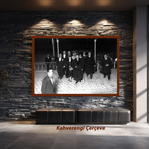 Atatürk Resmi Gece Ziyareti Arşiv Fotoğrafı Kanvas Tablo Siyah Beyaz Tarihi Duvar Dekoru