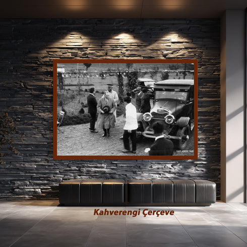 Atatürk Klasik Otomobil Yanında Tarihi Kare Kanvas Tablo Mustafa Kemal Atatürk Nostaljik Siyah Beyaz Duvar Dekoru