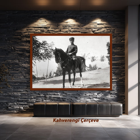 Atatürk At Üstünde Siyah Beyaz Arşiv Fotoğrafı Kanvas Tablo – Askeri Üniformalı Tarihi Duvar Dekoru