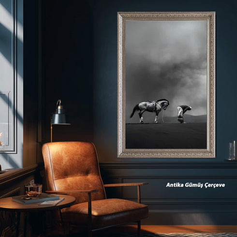 Namaz Kılan Müslüman ve At Silüeti Kanvas Tablo – Siyah Beyaz İslami Duvar Dekoru, Manevi ve Dini Anlamlı Salon Tablosu