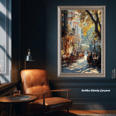 Sonbaharda İstanbul Kafe Sokağı Sanat Baskısı, Tarihi Binalar Arasında Gün Işığı ve Nostaljik Şehir Yaşamı Duvar Dekoru