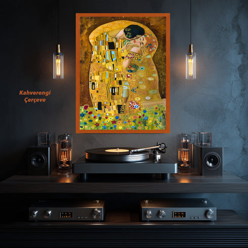 Altın Tonlarda Romantik Sarılış, Eskitilmiş Çerçeveli İkonik Aşk Temalı Tablo, Zarif ve Lüks Duvar Dekoru Sanat Eseri