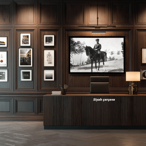 Atatürk At Üstünde Siyah Beyaz Arşiv Fotoğrafı Kanvas Tablo – Askeri Üniformalı Tarihi Duvar Dekoru