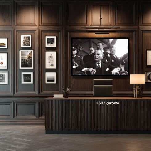 Mustafa Kemal Atatürk Resmi Tören Anı Siyah Beyaz Kanvas Tablo – Güçlü ve Kararlı Lider Portresi