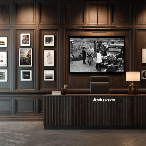 Atatürk Klasik Otomobil Yanında Tarihi Kare Kanvas Tablo Mustafa Kemal Atatürk Nostaljik Siyah Beyaz Duvar Dekoru