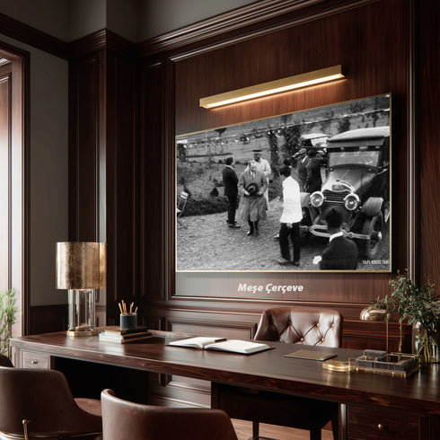 Atatürk Klasik Otomobil Yanında Tarihi Kare Kanvas Tablo Mustafa Kemal Atatürk Nostaljik Siyah Beyaz Duvar Dekoru