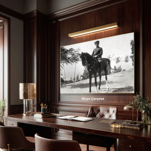 Atatürk At Üstünde Siyah Beyaz Arşiv Fotoğrafı Kanvas Tablo – Askeri Üniformalı Tarihi Duvar Dekoru