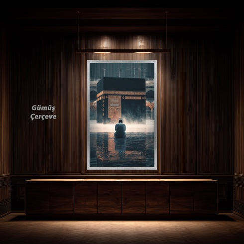 Kabe-i Muazzama Önünde Dua Eden Müslüman Kanvas Tablo – Mekke Temalı İslami Duvar Dekoru, Dini ve Manevi Atmosferli Salon Tablosu