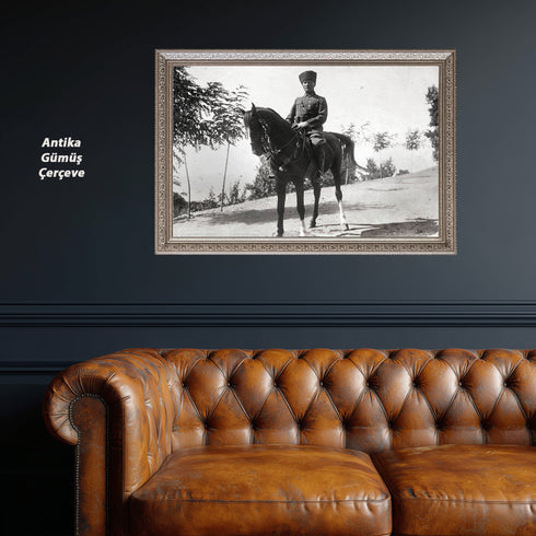 Atatürk At Üstünde Siyah Beyaz Arşiv Fotoğrafı Kanvas Tablo – Askeri Üniformalı Tarihi Duvar Dekoru