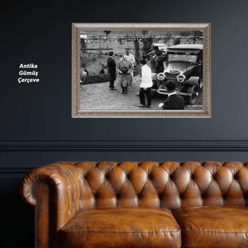 Atatürk Klasik Otomobil Yanında Tarihi Kare Kanvas Tablo Mustafa Kemal Atatürk Nostaljik Siyah Beyaz Duvar Dekoru