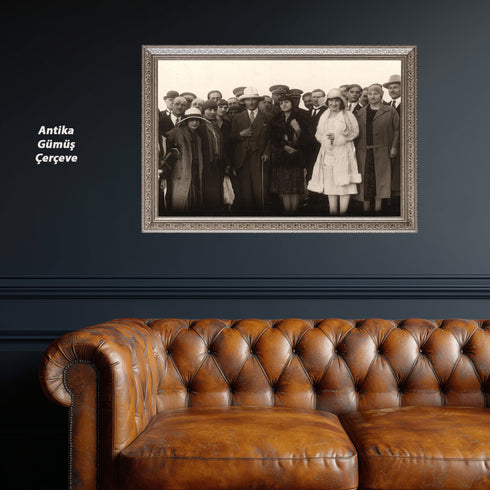 Mustafa Kemal Atatürk Kadınlarla Birlikte Ziyarette – Cumhuriyet’in Modern Yüzü