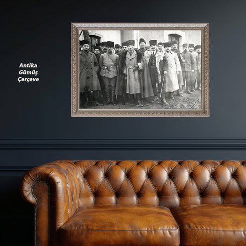Mustafa Kemal Atatürk Heyet ile Birlikte – Kürklü Palto Detaylı Tarihi Siyah Beyaz Fotoğraf Kanvas Tablo