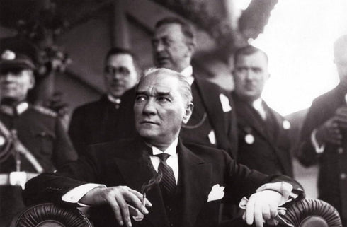 Mustafa Kemal Atatürk Resmi Tören Anı Siyah Beyaz Kanvas Tablo – Güçlü ve Kararlı Lider Portresi