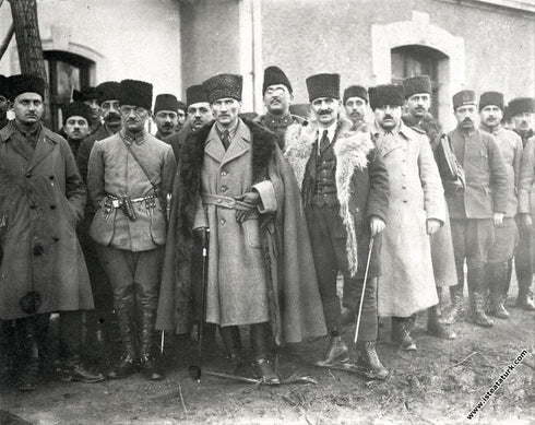 Mustafa Kemal Atatürk Heyet ile Birlikte – Kürklü Palto Detaylı Tarihi Siyah Beyaz Fotoğraf Kanvas Tablo