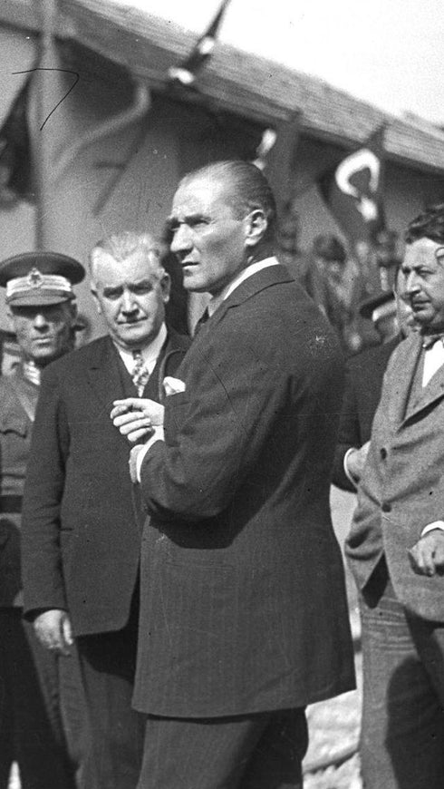 Atatürk Kanvas Tablo Tarihi Ziyaret Anı Siyah Beyaz Mustafa Kemal Atatürk Halk İçinde Güçlü Liderlik Duvar Dekoru Sanat