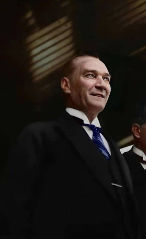 Atatürk Kanvas Tablo Renkli Modern Portre Mustafa Kemal Atatürk Şık Takım Elbise Aydınlık Liderlik Duruşu Duvar Dekoru Sanat