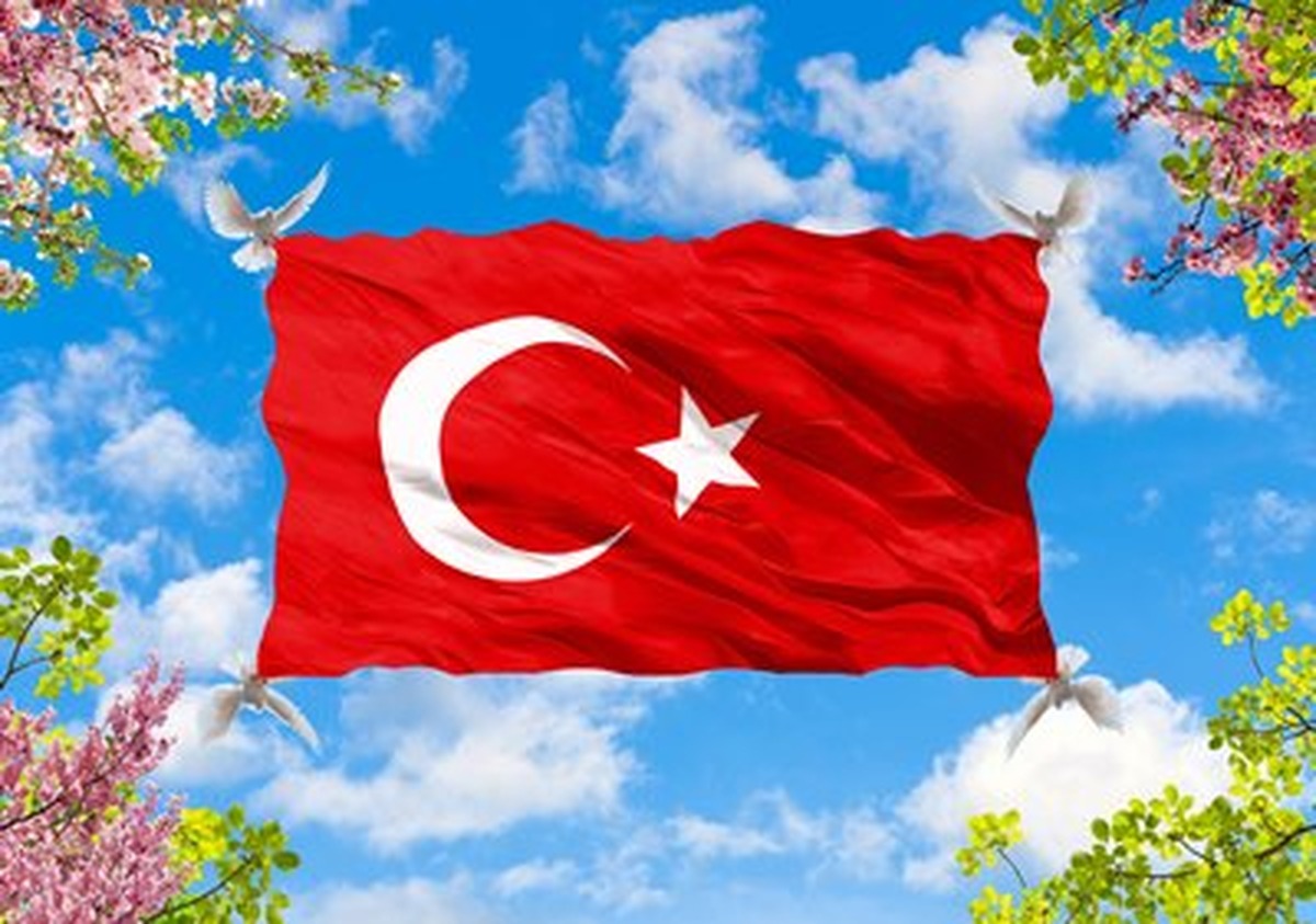 Gökyüzünde Dalgalanan Türk Bayrağı Yatay Kanvas Tablo