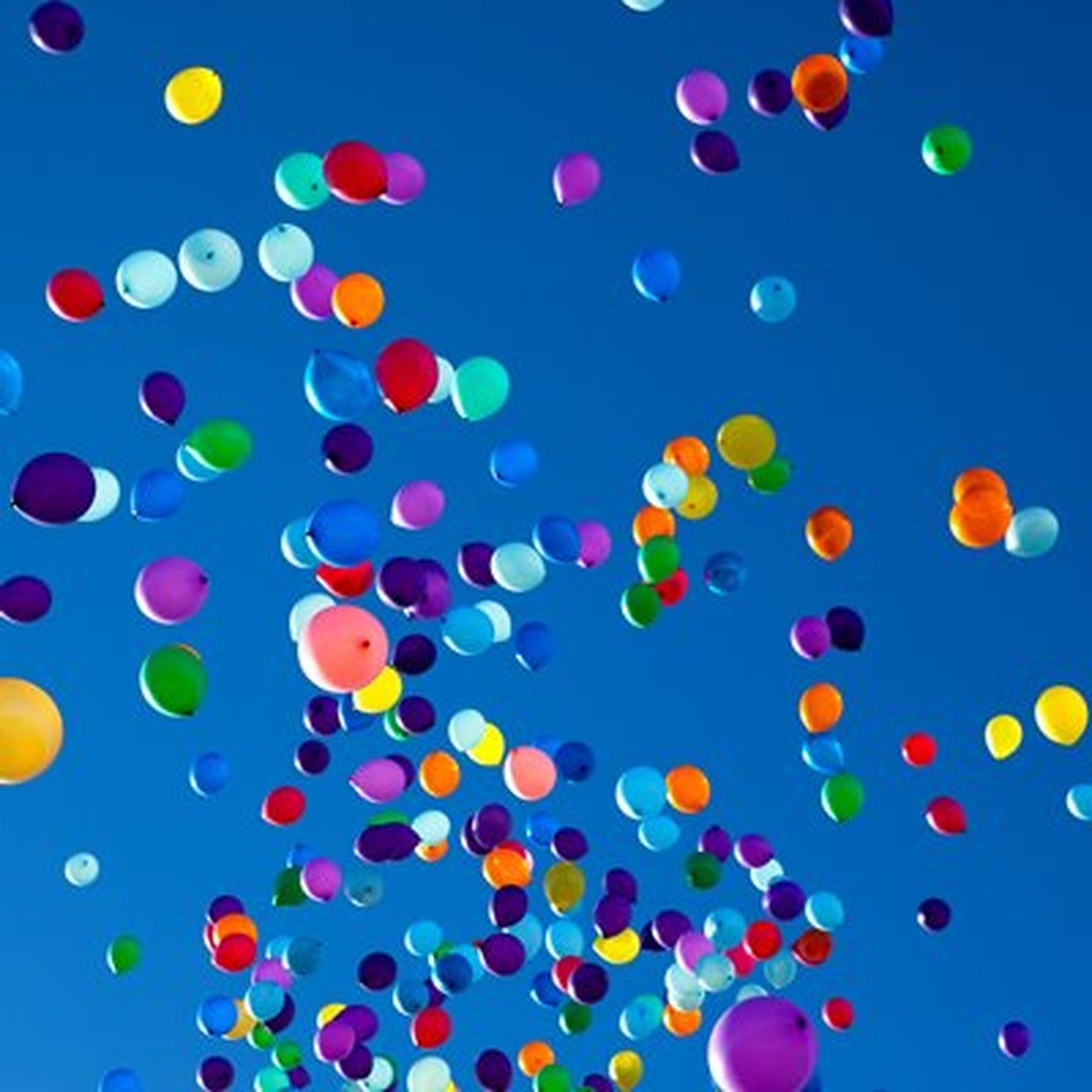 Gökyüzüne Uçan Renkli Balonlar Kare Kanvas Tablo