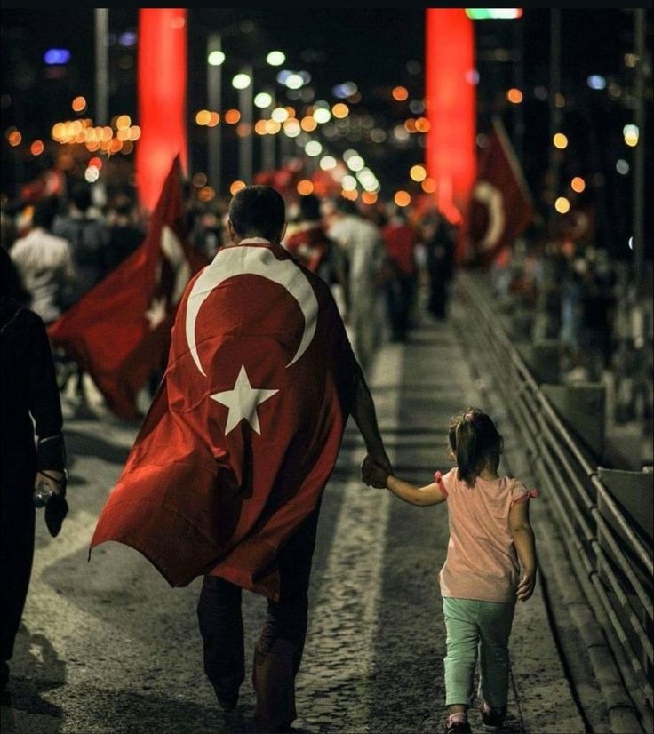 Türk Bayrağıyla Yürüyen Baba ve Kızı Kare Kanvas Tablo