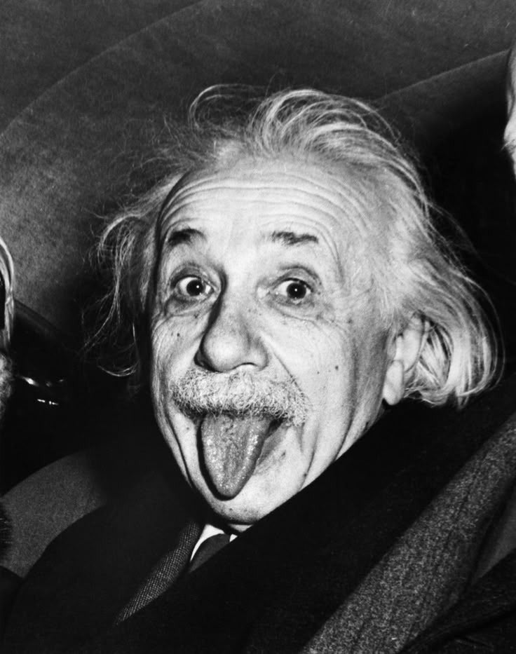 Dil Çıkaran Einstein Siyah Beyaz Dikey Kanvas Tablo