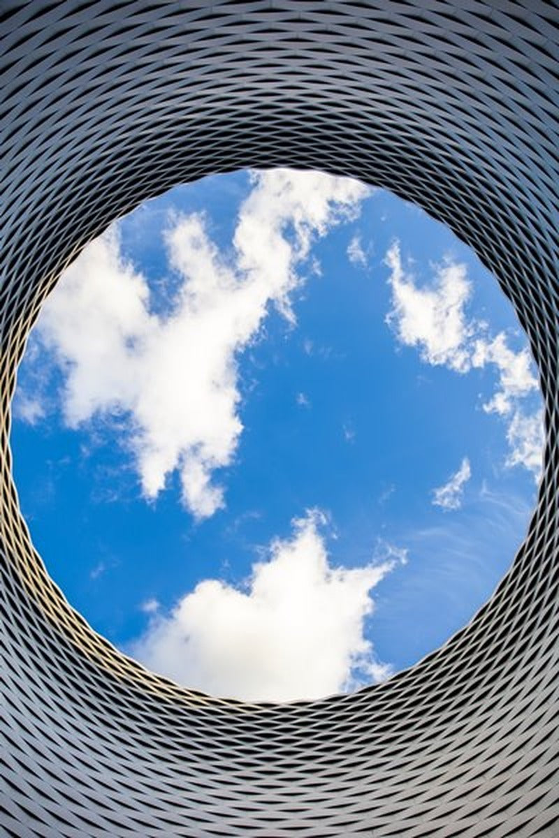 Spiral Mimari ve Gökyüzü Penceresi Dikey Kanvas Tablo